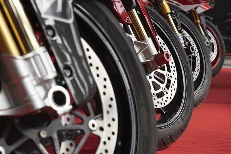 Qué motos puedo conducir con el carnet de coche