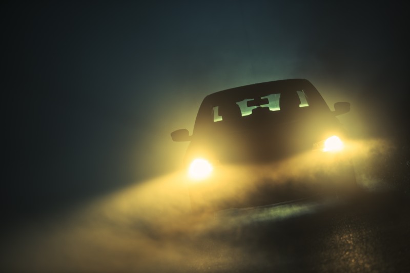 Trucos para conducir un coche con niebla